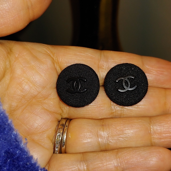 Authentic Chanel Buttons - Picture 4 of 6